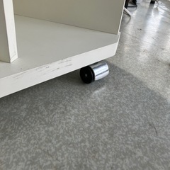 12/25まで店頭商品一部を除き半額クリスマスSALE!!開催中 　イ2512-233 TV台 ローボード キャスター付き ホワイト キズ汚れ有りの画像