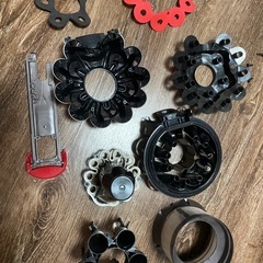 【分解清掃済】コードレス ダイソン 掃除機 V8 slim（スタンド付き）の画像