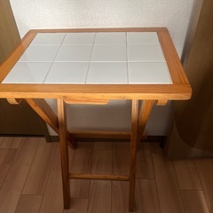 折りたためるテーブルの画像