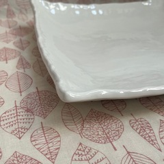 スクエア　大皿　プレート　角皿　ホワイト　陶器　正方形　波模様　25cmの画像