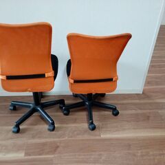 高さ調整可能椅子２個の画像