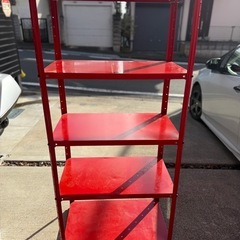 赤いスチールラックの画像