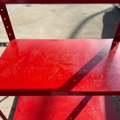 赤いスチールラックの画像