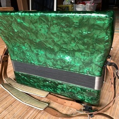 
アコーディオン　楽器　グリーンの画像
