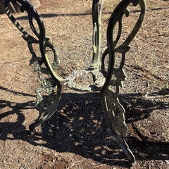 鋳物テーブル3点セット　薔薇柄　ガーデンチェアｘ２　ガーデンテーブルｘ１(塗装剥げあり)の画像