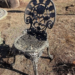 鋳物テーブル3点セット　薔薇柄　ガーデンチェアｘ２　ガーデンテーブルｘ１(塗装剥げあり)の画像