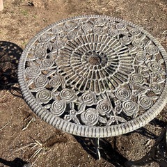 鋳物テーブル3点セット　薔薇柄　ガーデンチェアｘ２　ガーデンテーブルｘ１(塗装剥げあり)の画像