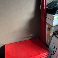 赤いスチールラックの画像