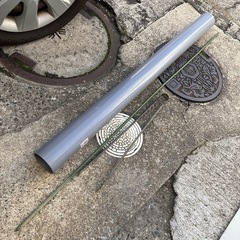 木の板､鉄板､パイプ､トングなどの画像