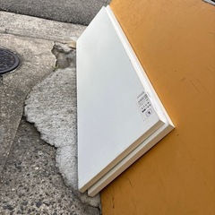 木の板､鉄板､パイプ､トングなどの画像