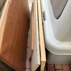 木の板､鉄板､パイプ､トングなどの画像