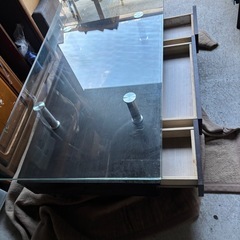 ガラステーブルの画像