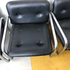 ローテーブルと椅子のセットの画像