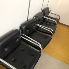 ローテーブルと椅子のセットの画像