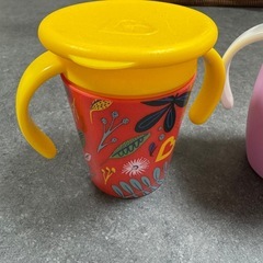 ベビー用品　ミラクルカップとファミリアの離乳食カップ　の画像
