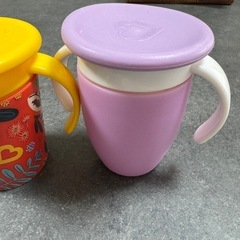 ベビー用品　ミラクルカップとファミリアの離乳食カップ　の画像