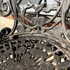 鋳物テーブル3点セット　薔薇柄　ガーデンチェアｘ２　ガーデンテーブルｘ１(塗装剥げあり)の画像