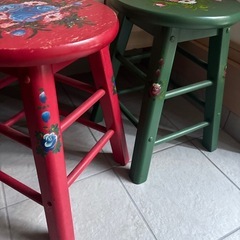 可愛い　椅子二つ　木製の画像