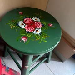 可愛い　椅子二つ　木製の画像