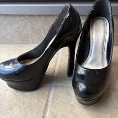 黒パンプスの画像