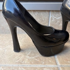 黒パンプスの画像
