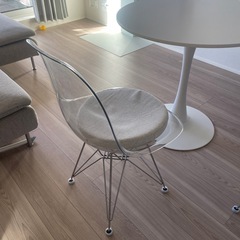 カフェテーブル、クリアチェアの画像