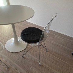 カフェテーブル、クリアチェアの画像