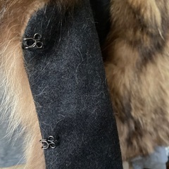 フェイクファー付きベスト　チャコールグレーの画像