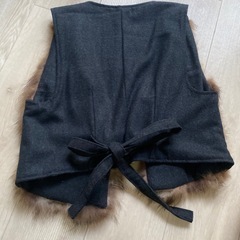 フェイクファー付きベスト　チャコールグレーの画像