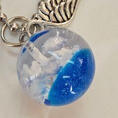 ⊰✿ハンドメイド✿⊱ レジンキーホルダー 一点物 透明ブルーの画像