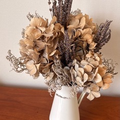 ドライフラワーアレンジ　ラベンダー アジサイ シロタエギクの画像