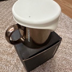Starbucksのフタ付きメタリックコップの画像
