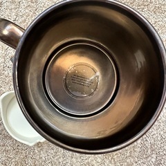 Starbucksのフタ付きメタリックコップの画像