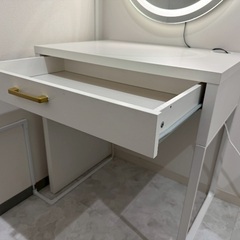 白のデスクの画像