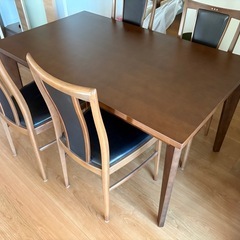 ダイニングテーブルの画像