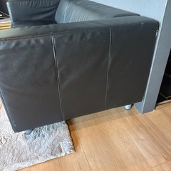 黒ソファーの画像