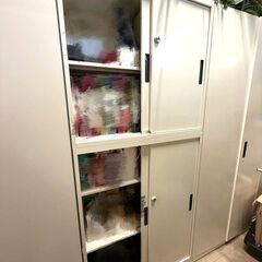 オカムラ スチールロッカー 鍵付き（4ドア） 書庫 上下引戸　スチールキャビネット ホワイト W800 D400 H1855 中古の画像