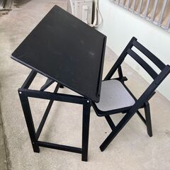 木材の机と椅子の画像