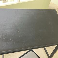 木材の机と椅子の画像