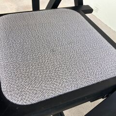 木材の机と椅子の画像