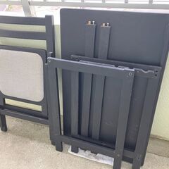 木材の机と椅子の画像