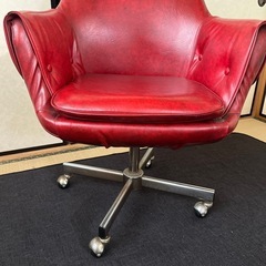 キャスター付きの赤い椅子 3脚セットの画像