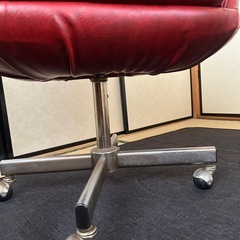 キャスター付きの赤い椅子 3脚セットの画像