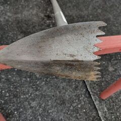 観音寺 草抜き 雑草 除草作業に 軽量 三角ホー ステンレス先+アルミ棒 中古品の画像