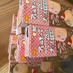 クッキー12箱と駄菓子たくさんの画像