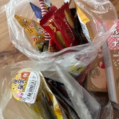 クッキー12箱と駄菓子たくさんの画像