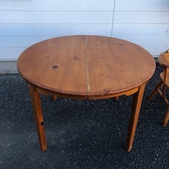 伸長式ダイニングテーブルと椅子2脚セットの画像