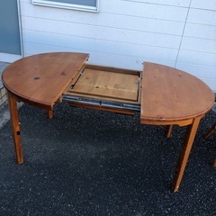 伸長式ダイニングテーブルと椅子2脚セットの画像