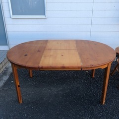 伸長式ダイニングテーブルと椅子2脚セットの画像