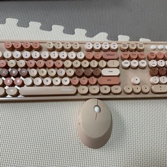 可愛いピンクのキーボード・マウスセットの画像
